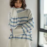 Жіночий бавовняний светр Тільняшка в смужку під горло біло-блакитного кольору